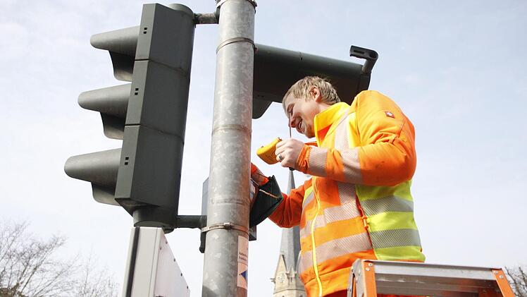 Die Arbeiten an der Ampel bei der Einmündung zum Bahnhof waren am Dienstag voll im Gange, jedoch am späten Nachmittag noch nicht beendet.  Foto: Andreas Schmitt