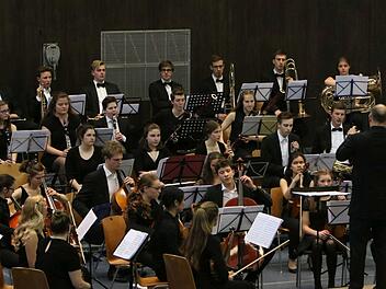 Das Jugend-Symphonieorchester Oberfranken gastierte erstmals in Frohnlach. Unter der Leitung von Till Fabian Weser beeindruckte der Klangkörper das Publikum in der Kultur- und Sporthalle durch sein begeisterndes Musizieren. Foto: Jochen Berger