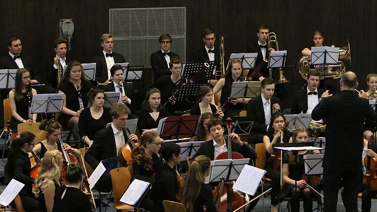 Das Jugend-Symphonieorchester Oberfranken gastierte erstmals in Frohnlach. Unter der Leitung von Till Fabian Weser beeindruckte der Klangkörper das Publikum in der Kultur- und Sporthalle durch sein begeisterndes Musizieren. Foto: Jochen Berger