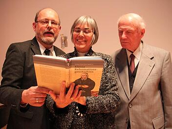 Kleine Reformationsgeschichten aus dem Kirchenkreis Bayreuth vereint das gleichnamige Buch. Einen Blick hinein werfen (von links) der Kulmbacher Dekan Thomas Kretschmar, Herausgeberin und Regionalbischöfin Dorothea Greiner sowie der ehemalige Kirchleuser Pfarrer Manfred Voigt.  Foto: Stephan Stöckel