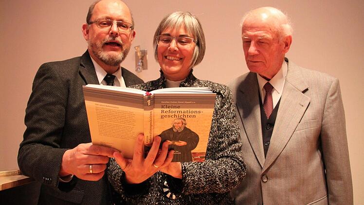 Kleine Reformationsgeschichten aus dem Kirchenkreis Bayreuth vereint das gleichnamige Buch. Einen Blick hinein werfen (von links) der Kulmbacher Dekan Thomas Kretschmar, Herausgeberin und Regionalbischöfin Dorothea Greiner sowie der ehemalige Kirchleuser Pfarrer Manfred Voigt.  Foto: Stephan Stöckel