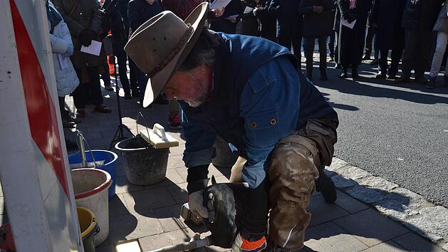 Der K&uuml;nstler Gunter Demnig verlegt in Bad Br&uuml;ckenau die ersten Stolpersteine.Jphannes Schlereth