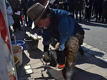 Der Künstler Gunter Demnig verlegt in Bad Brückenau die ersten Stolpersteine.Jphannes Schlereth