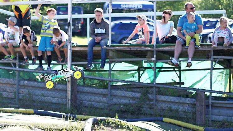 Auf schnelle Flitzer dürfen sich die Zuschauer wieder freuen, wenn das "RC Car Buggy Team" des Sander Motorsportclubs am 12. Mai in die Rennsaison startet. Als Höhepunkt findet vom 20. bis 22. Juli auf der Rennstrecke am Hermannsberg erstmals die deutsche Meisterschaft für die Klasse "Elektro" statt.  Foto: Ralf Naumann