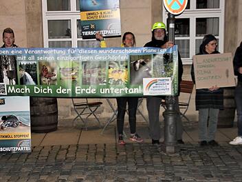 Verschiedene Initiativen nutzten den Besuch Söders, um ihre Anliegen kundzutun. Fotos: Veronika Schadeck
