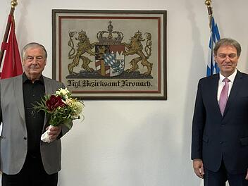 Landrat Klaus Löffler verabschiedete Anton Fischer (links) nach 51 Dienstjahren beim Landkreis Kronach. Foto: M. Trebes, Landratsamt Kronach