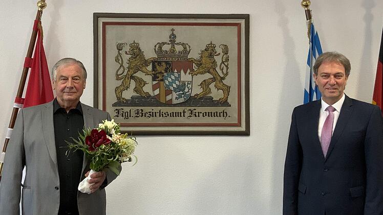 Landrat Klaus Löffler verabschiedete Anton Fischer (links) nach 51 Dienstjahren beim Landkreis Kronach. Foto: M. Trebes, Landratsamt Kronach