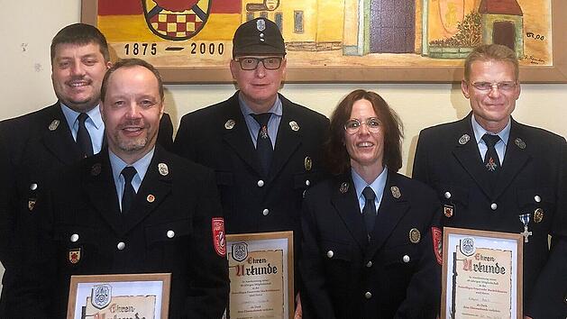 Ehrungen bei der Feuerwehr Machtilshausen: (von links) 1. Kommandant Heinrich Starrach, Martin Schmelz, Klemens Schmitt, 1. Vorstand Steffi Huf sowie Edgar Koch