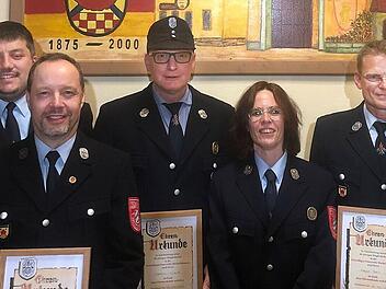 Ehrungen bei der Feuerwehr Machtilshausen: (von links) 1. Kommandant Heinrich Starrach, Martin Schmelz, Klemens Schmitt, 1. Vorstand Steffi Huf sowie Edgar Koch
