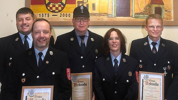 Ehrungen bei der Feuerwehr Machtilshausen: (von links) 1. Kommandant Heinrich Starrach, Martin Schmelz, Klemens Schmitt, 1. Vorstand Steffi Huf sowie Edgar Koch