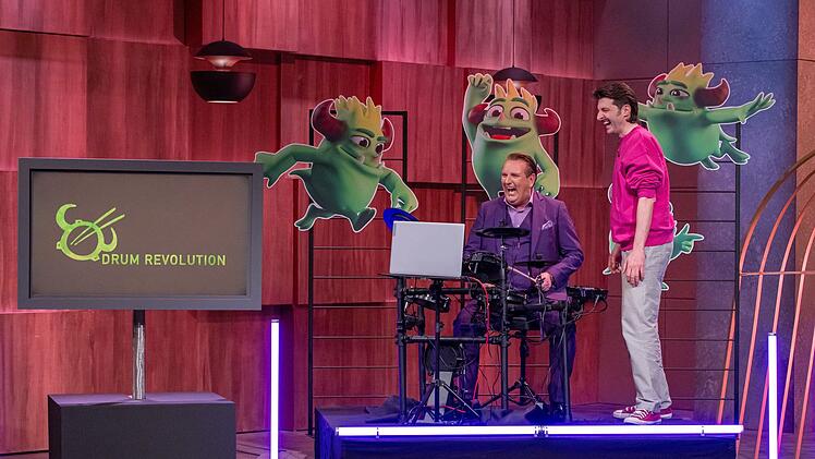 "Du erf&uuml;llst mir einen Kindheistraum": Ralf D&uuml;mmel sitzt zum ersten Mal an einem Schlagzeug. F&uuml;r Gr&uuml;nder Andreas wird es dennoch nicht gut laufen.