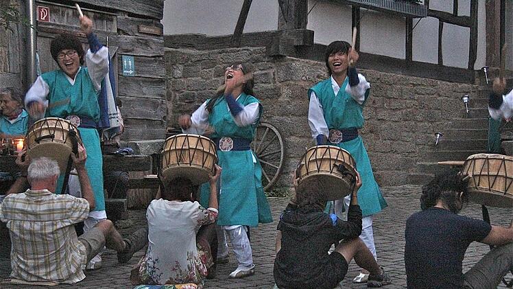 Völkerverständigung beim Trommeln.