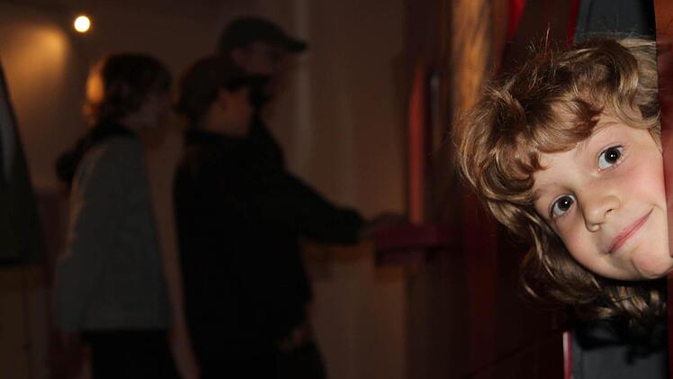 Als einer der letzten Gäste stürmte die kleine Carla (vorne) gestern mit ihrer Familie in das Kronacher Bollwerk. Besonders hatte es ihr der Minengang angetan, aus dem sie hier herausschaut. Im Hintergrund versuchen ihr Vater Martin Mörtl sowie ihre Brüder Henry und Lorenz, am Computer eine Bresche in eine Festungsmauer zu schlagen. Fotos: Marco Meißner