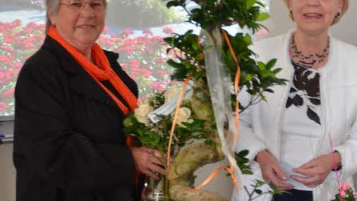 Zwei Gründungsmitglieder machen sich gegenseitig Mut zum Weitermachen nach 35 Jahren erfolgreicher Zusammenarbeit: Die Leiterin des Vormittagskreises, Elke Grötzner (links), und Mitgründerin Anneliese Geyer. In Dankbarkeit der jahrzehntelangen guten Zusammenarbeit überreichte Anneliese Geyer im Namen der Mitglieder einen kleinen Baum an Elke Grötzner. Foto: K.-H. Hofmann