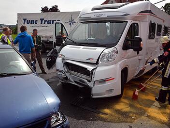 Zwei Leichtverletzte und ein totel beschädigter Pkw waren die Folgen eines Unfalls auf der Garitzer Kreuzung. Fotos Peter Rauch