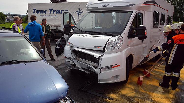Zwei Leichtverletzte und ein totel beschädigter Pkw waren die Folgen eines Unfalls auf der Garitzer Kreuzung. Fotos Peter Rauch