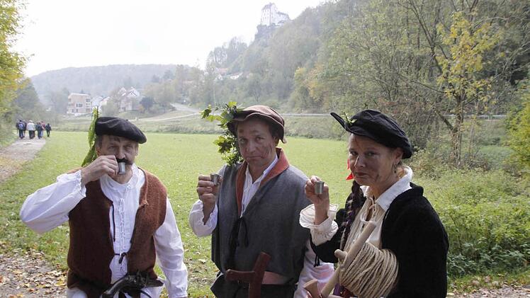 Drei Maskierte trinken nach erfolgreicher Festnahme unerwünschter Gäste (eine Aktion anlässlich der Einweihung des Burgenstraßenwanderweges) auf das eigene Wohl.