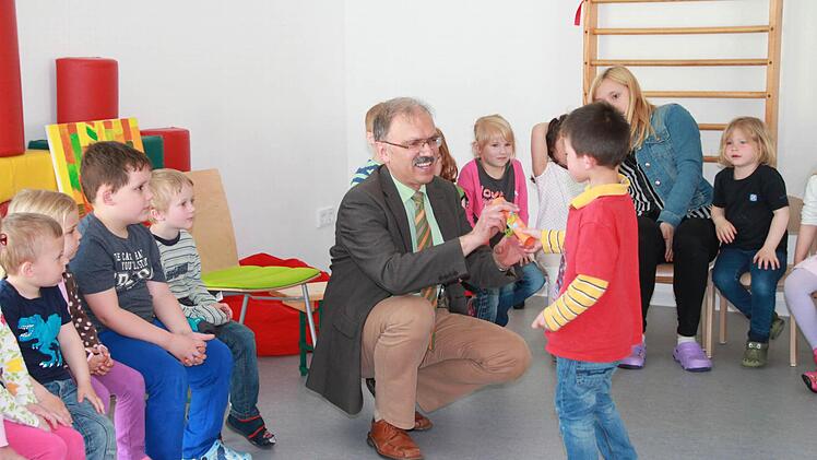 Die Kinder haben für Bürgermeister Johannes Wegner ein Bild gemalt. .Foto: Heike Beudert