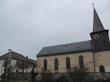 Der Bauausschuss gab grünes Licht für Verschönerungsarbeiten an der Kuratiekirche Maineck. Der Bereich zwischen Gottes- und Pfarrhaus (links) wird überdacht, der Turm saniert und der Außenbereich verschönert.  Foto: Stephan Stöckel