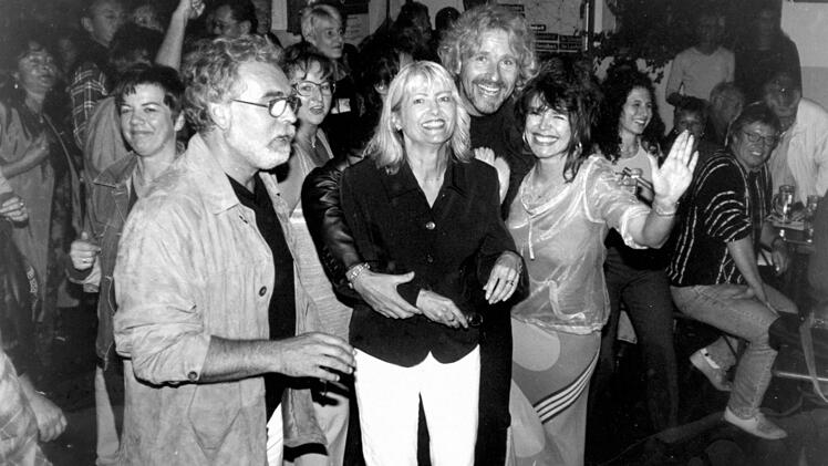 Überraschender Besuch im Jahr 2000 beim "Silhouttes"-Konzert im Neuenmarkter DDM-Lokschuppen - Thomas Gottschalk war schon immer ein großer Fan der Rockgruppe. Foto: Werner Reißaus
