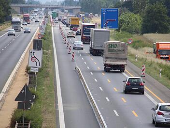 Noch bis Donnerstag signalisiert der rote Balken auf dem blauen Schild, dass die Ausfahrt Baiersdorf-Nord (Fahrtrichtung Süden) gesperrt ist. Im Laufe des Donnerstags wird die Ausfahrt dann wieder befahrbar sein. Foto: Ekkehard Roepert
