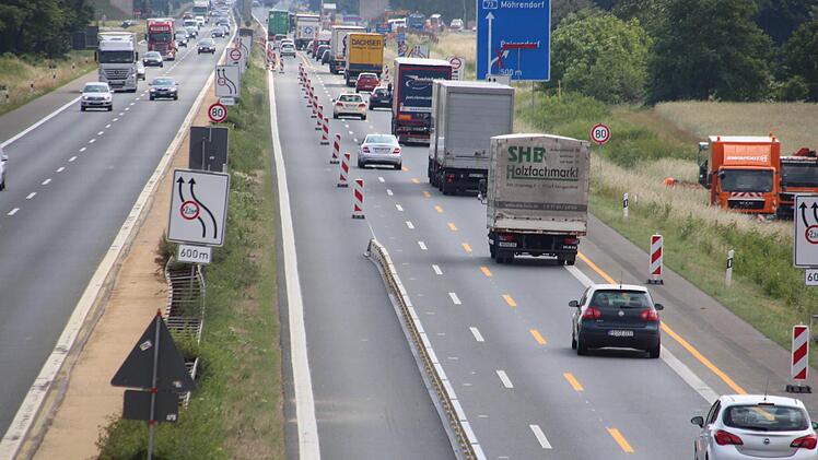 Noch bis Donnerstag signalisiert der rote Balken auf dem blauen Schild, dass die Ausfahrt Baiersdorf-Nord (Fahrtrichtung Süden) gesperrt ist. Im Laufe des Donnerstags wird die Ausfahrt dann wieder befahrbar sein. Foto: Ekkehard Roepert