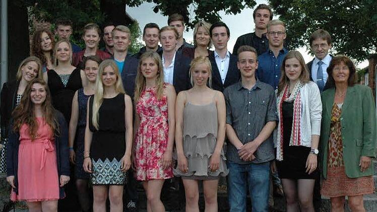 Zwölf Jahre Waldorfschule finden in diesem Erinnerungsfoto ihren Widerhall. Die jungen Damen und Herren stellten sich nach Möglichkeit genauso auf wie an ihrem ersten Schultag, rechts Klassenbetreuerin Jutta Kurtzius, dahinter Schulleiter Hans-Joachim Döhner. Foto: Edwin Meißinger