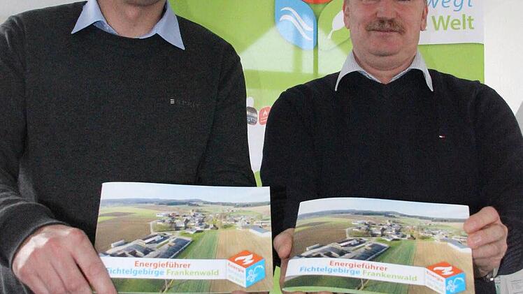 Martin Kastner (links) und Wolfgang Degelmann von Energievision Frankenwald sind stolz darauf, dass es im Naturpark Frankenwald so viele Bioenergiegemeinden gibt.  Foto: Friedwald Schedel