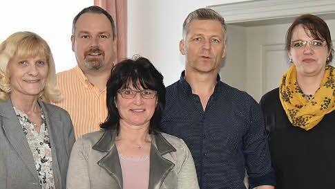 Bürgermeisterin Marita Pollex-Claus ehrte während der Niederfüllbacher Gemeidneratssitzung die vielfachen Blutspender v. l. Matthias Häfner (50-mal), Carola Maier (50-mal), Adrian Zinke (25-mal) und Carolin Döhler (25-mal).