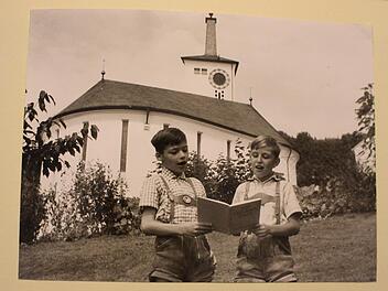 Christhard (links) und Johannes üben vor der Kulmbacher Auferstehungskiche. Foto: privat