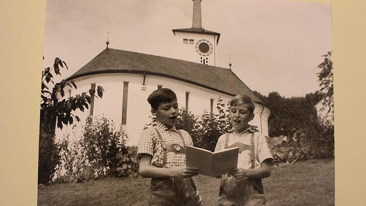 Christhard (links) und Johannes üben vor der Kulmbacher Auferstehungskiche. Foto: privat