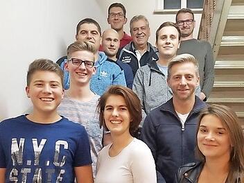 Die frisch gebackenen Schiedsrichter, von vorne jeweils von links nach rechts Maximilian Hofmann (SC Maroldsweisach), Lea Oelschlegel (TSV Scherneck), Aylin Florsch&uuml;tz (SV Hut Coburg), Max Judex (TSV Pfarrweisach), Stefan Wirsing (SV Hut Coburg), Stefan M&uuml;ller, Stefan Goldschmidt (beide SVM Untermerzbach), Daniel Hauck (TSV Gleu&szlig;en), Gruppenobmann Frank Kaiser, Beisitzer Rudi Luther, Lehrwart Bastian D&ouml;hler. Es fehlen Heinrich Reindt (TSV Bad Rodach), Christian Umlauft (SpVgg Ahorn), Nico Eng...