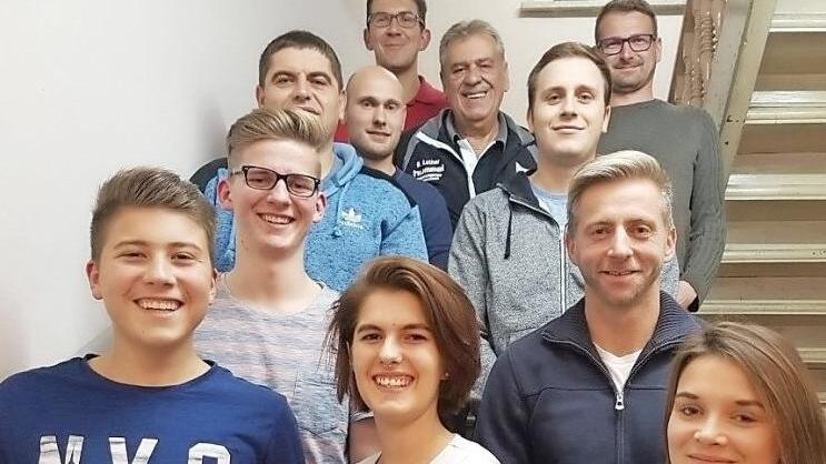 Die frisch gebackenen Schiedsrichter, von vorne jeweils von links nach rechts Maximilian Hofmann (SC Maroldsweisach), Lea Oelschlegel (TSV Scherneck), Aylin Florsch&uuml;tz (SV Hut Coburg), Max Judex (TSV Pfarrweisach), Stefan Wirsing (SV Hut Coburg), Stefan M&uuml;ller, Stefan Goldschmidt (beide SVM Untermerzbach), Daniel Hauck (TSV Gleu&szlig;en), Gruppenobmann Frank Kaiser, Beisitzer Rudi Luther, Lehrwart Bastian D&ouml;hler. Es fehlen Heinrich Reindt (TSV Bad Rodach), Christian Umlauft (SpVgg Ahorn), Nico Eng...