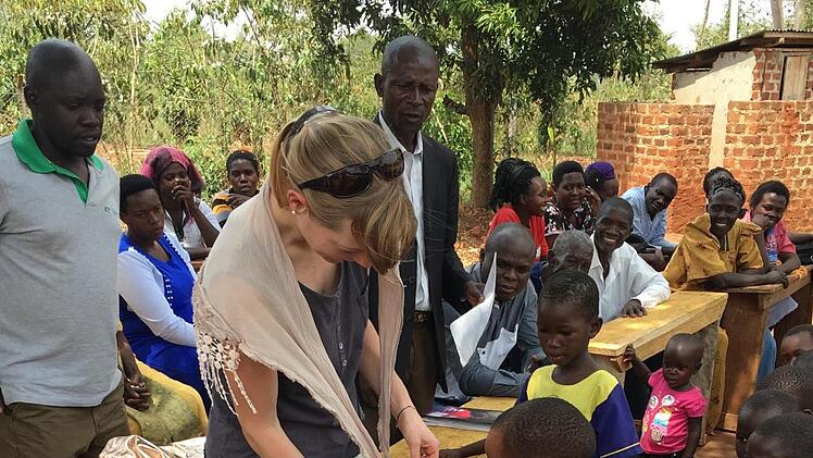 Jeanine Ronay verteilt Schulmaterial.  Foto: privat