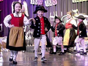 In Haßbergtracht tanzten sich Jana Bech, Simon Mariacher, Henri Leisentritt, Samira Beuerlein und Elias Düring in die Herzen des Publikums.  Ralf Naumann