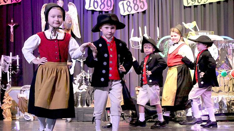 In Haßbergtracht tanzten sich Jana Bech, Simon Mariacher, Henri Leisentritt, Samira Beuerlein und Elias Düring in die Herzen des Publikums.  Ralf Naumann
