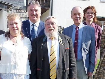 Von links: Pater Adrian Manderla, Ehefrau Ingrid Tittel, Landrat Klaus Peter Söllner, Jubilar Bruno Tittel, Marktleugasts Bürgermeister Franz Uome, Christina Schiffauer-Marzog und Liudmila Belyachkova. Foto: Wulf