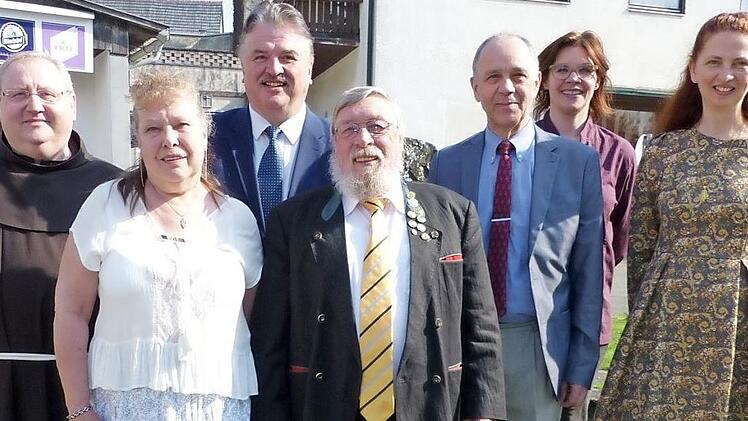 Von links: Pater Adrian Manderla, Ehefrau Ingrid Tittel, Landrat Klaus Peter Söllner, Jubilar Bruno Tittel, Marktleugasts Bürgermeister Franz Uome, Christina Schiffauer-Marzog und Liudmila Belyachkova. Foto: Wulf