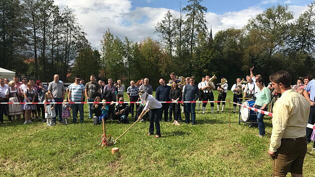 Am Sonntag ist Hahnenschlag. Zu gewinnen gibt es zwei aus Baumst&auml;mmen geschnitzte H&auml;hne. Fotos: Privat