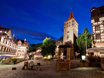 Blick auf den illuminierten Platz am Tiergärtnertor im Burgviertel der Altstadt in Nürnberg . Die Frankenmetropole hat sich zu einem beliebten Ziel für Städtetouristen gemausert. Foto: Daniel Karmann/dpa