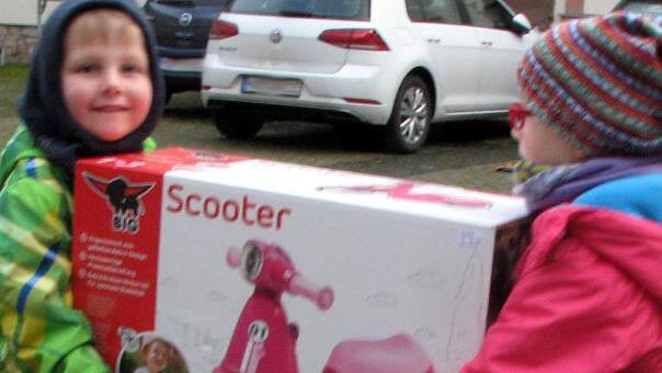 Elias und Lea schleppten hoch motiviert einen der Girlie-Scooter zum evangelischen Kindergarten St. Michael.Karlheinz Franz