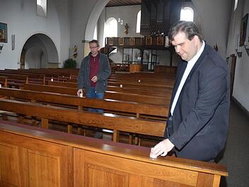Der Leitende Pfarrer im Seelsorgebereich Frankenwald, Detlef Pötzl (rechts), und Kirchenpfleger Mathias Beetz zeigen in der St. Bartholomäus-Kirche in Rothenkirchen einige Möglichkeiten auf, wie die Sicherheitsabstände von zwei Metern beziehungsweise vier Quadratmeter pro Gläubigem eingehalten werden können. Es könnten zum Beispiel Kerzen als Kennzeichnung der Sitzplätze aufgestellt werden. K.- H. Hofmann