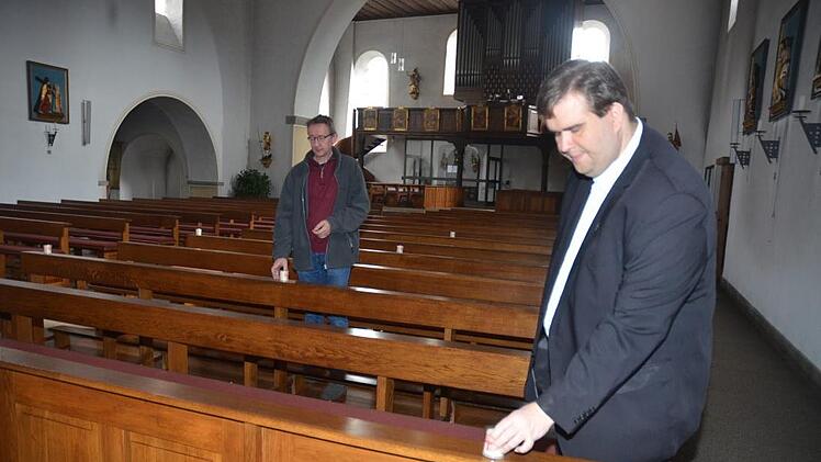 Der Leitende Pfarrer im Seelsorgebereich Frankenwald, Detlef Pötzl (rechts), und Kirchenpfleger Mathias Beetz zeigen in der St. Bartholomäus-Kirche in Rothenkirchen einige Möglichkeiten auf, wie die Sicherheitsabstände von zwei Metern beziehungsweise vier Quadratmeter pro Gläubigem eingehalten werden können. Es könnten zum Beispiel Kerzen als Kennzeichnung der Sitzplätze aufgestellt werden. K.- H. Hofmann