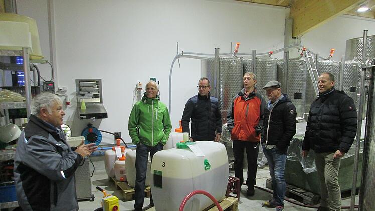 Eine Wanderung zum neuen Weingut von  Joachim Hümmler (links) erlaubte einen Blick in das Winzer- und Kelter-Handwerk. Unser Bild zeigt (von links.) Richard Fix, René Gerner, Alfred Jeurink, Karlheinz Kickuth und Johannes Krumm.