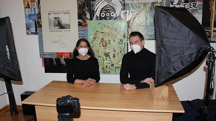 Auf der Facebookseite der Stadtbibliothek Bad Brückenau gibt es ab sofort einen regelmäßigen Vlog mit Michaela Queck und Jan Marberg. Foto: Julia Raab