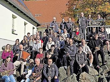 Das Blasorchester Ebensfeld vor der Jugendherberge Wirsberg, wo das Probenwochenende stattfand.