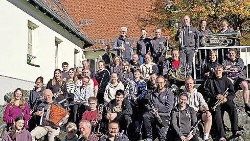 Das Blasorchester Ebensfeld vor der Jugendherberge Wirsberg, wo das Probenwochenende stattfand.