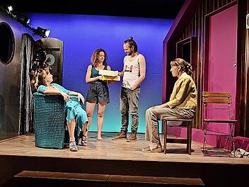 Jessica Latein (von links), Tonia Fechter, Yannick Rey und Susanne Pfeiffer in einer Szene von „Wo immer du bist“.