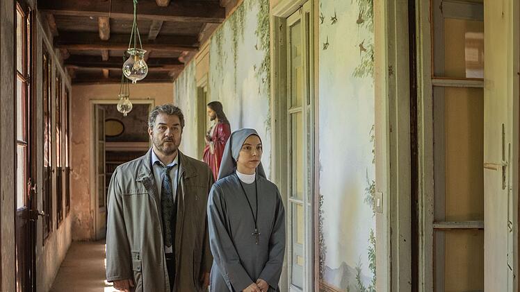 Antonio Monte (Andrea Pennacchi, mit Marial Bajma als Schwester Ines) und seine Kollegin Petra Delicato werden wegen eines Diebstahls in ein Nonnenkloster gerufen. Kurz darauf wird die Leiche des Restaurators Tarsi in der Krypta aufgefunden.