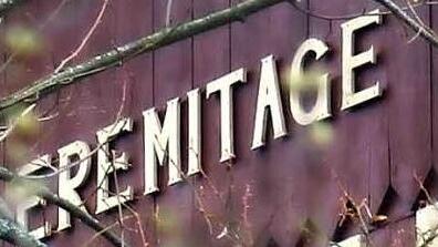 Neun Buchstaben am Giebel des Gebäudes am östlichen Ortsrand wecken das Interesse. Im kleinen Köslau gibt es eine "Eremitage".